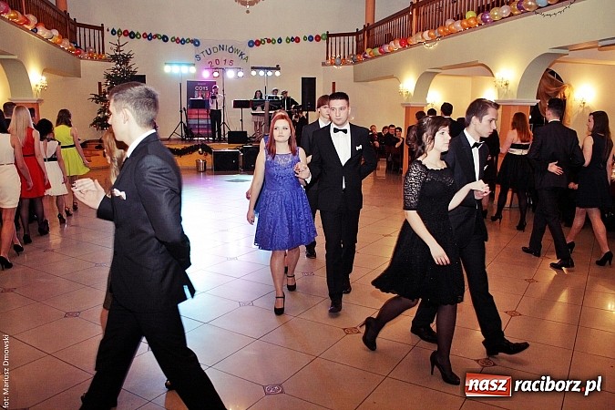 Zdjęcie w galerii na portalu naszraciborz.pl: Uczniowie Mechanika kończą sezon studniówek. Trwa zabawa w Rogowie wiadomości z regionu