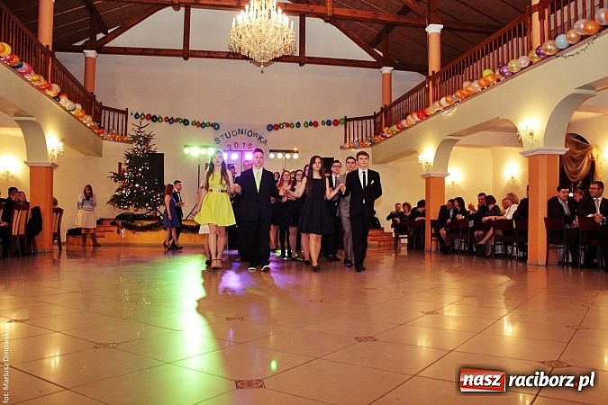 Zdjęcie w galerii na portalu naszraciborz.pl: Uczniowie Mechanika kończą sezon studniówek. Trwa zabawa w Rogowie wiadomości z regionu