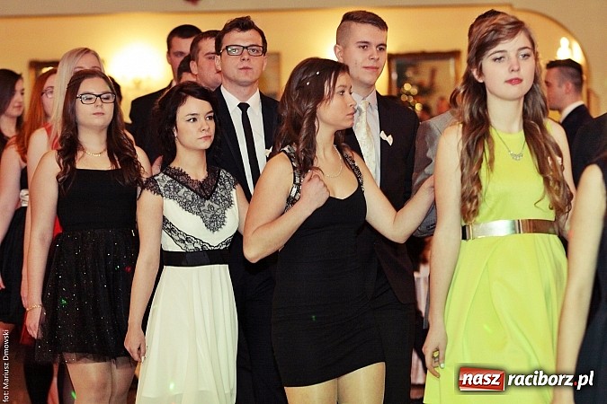 Zdjęcie w galerii na portalu naszraciborz.pl: Uczniowie Mechanika kończą sezon studniówek. Trwa zabawa w Rogowie wiadomości z regionu