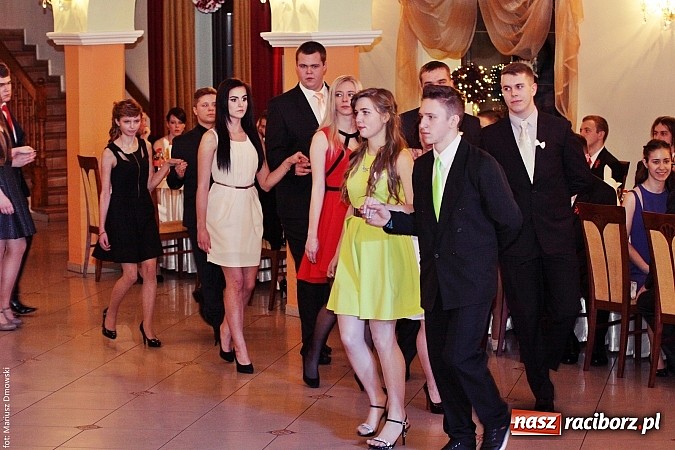 Zdjęcie w galerii na portalu naszraciborz.pl: Uczniowie Mechanika kończą sezon studniówek. Trwa zabawa w Rogowie wiadomości z regionu