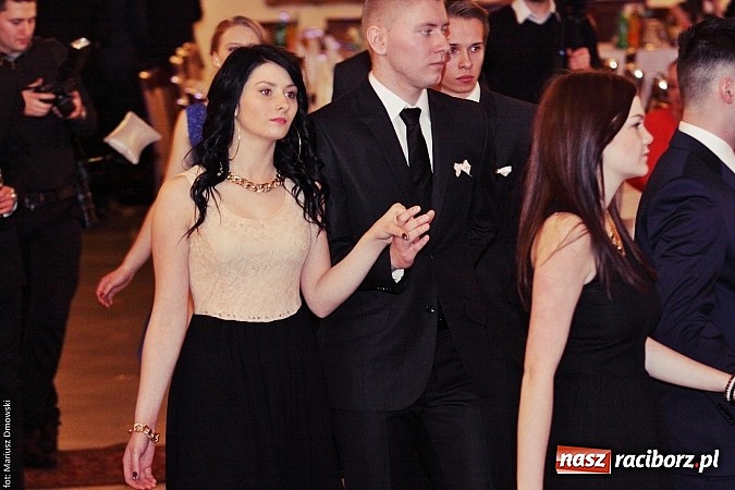 Zdjęcie w galerii na portalu naszraciborz.pl: Uczniowie Mechanika kończą sezon studniówek. Trwa zabawa w Rogowie wiadomości z regionu