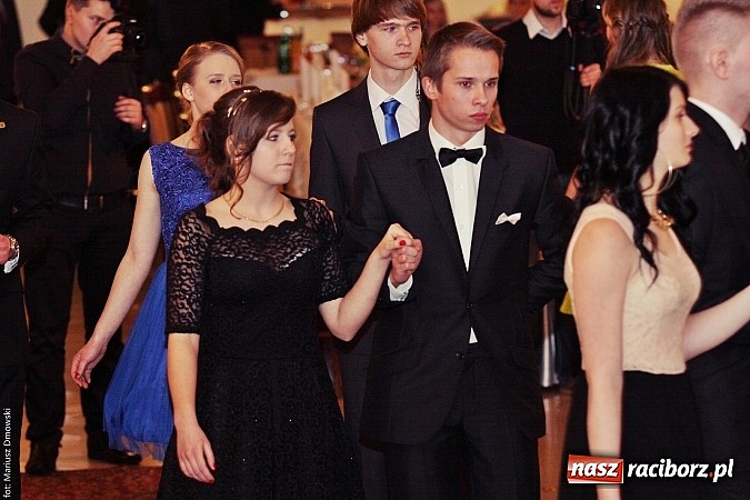 Zdjęcie w galerii na portalu naszraciborz.pl: Uczniowie Mechanika kończą sezon studniówek. Trwa zabawa w Rogowie wiadomości z regionu