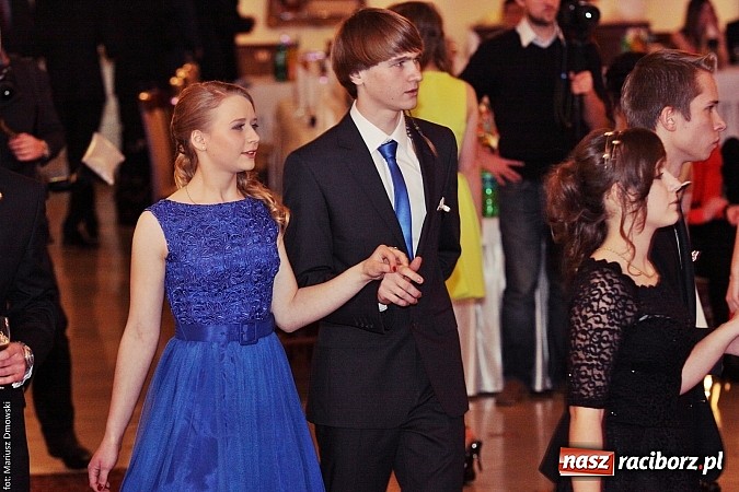 Zdjęcie w galerii na portalu naszraciborz.pl: Uczniowie Mechanika kończą sezon studniówek. Trwa zabawa w Rogowie wiadomości z regionu