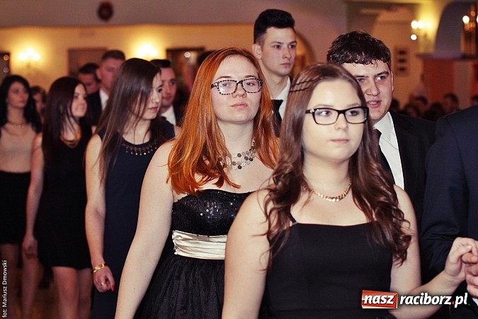 Zdjęcie w galerii na portalu naszraciborz.pl: Uczniowie Mechanika kończą sezon studniówek. Trwa zabawa w Rogowie wiadomości z regionu