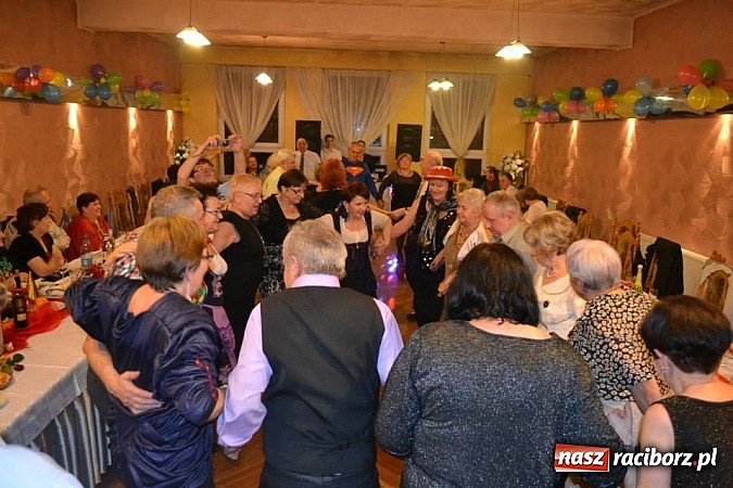 Zdjęcie w galerii na portalu naszraciborz.pl: Seniorzy z Kuźni Raciborskiej na balu przebierańców wiadomości z regionu