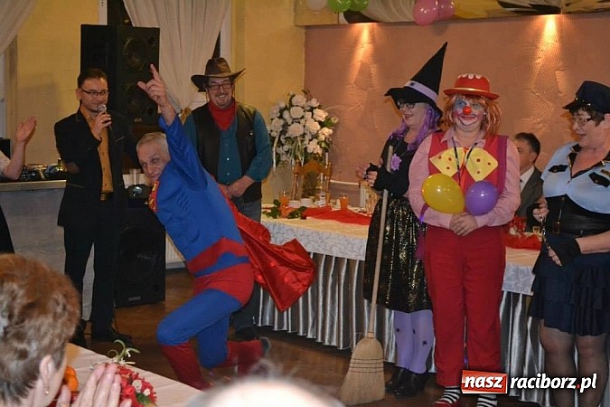 Zdjęcie w galerii na portalu naszraciborz.pl: Seniorzy z Kuźni Raciborskiej na balu przebierańców wiadomości z regionu