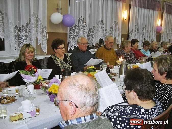 Zdjęcie w galerii na portalu naszraciborz.pl: Rozśpiewani seniorzy z Rudy Kozielskiej wiadomości z regionu