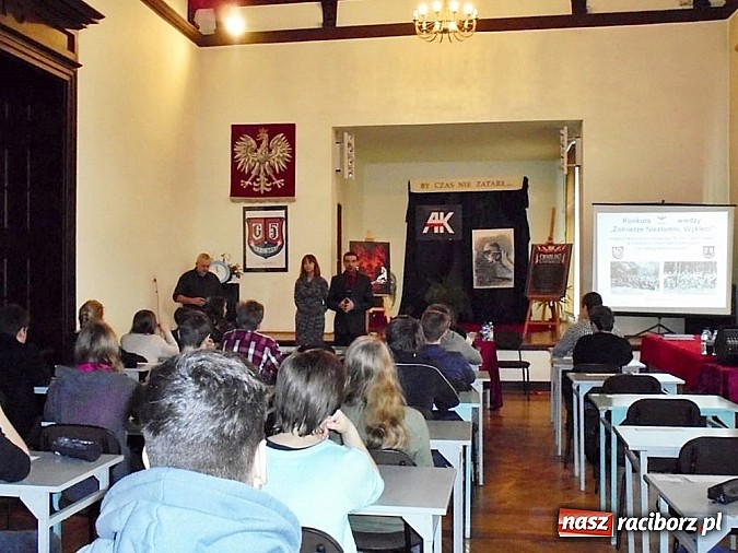Zdjęcie w galerii na portalu naszraciborz.pl: Międzygimnazjalny konkurs wiedzy - Żołnierze Niezłomni, Wyklęci wiadomości z regionu