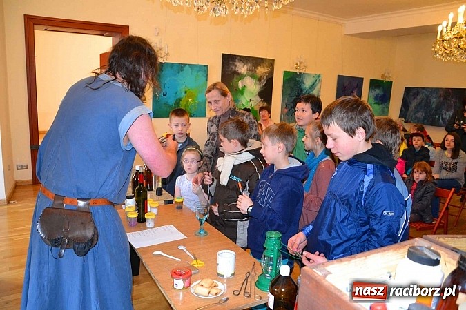 Zdjęcie w galerii na portalu naszraciborz.pl: Spotkanie z alchemikiem zainaugurowało Zamkową Zimową Akademię Nauki 2015  wiadomości z regionu