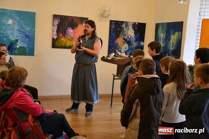 Zdjęcie w galerii na portalu naszraciborz.pl: Spotkanie z alchemikiem zainaugurowało Zamkową Zimową Akademię Nauki 2015  wiadomości z regionu