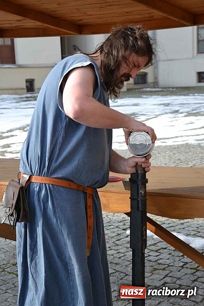 Zdjęcie w galerii na portalu naszraciborz.pl: Spotkanie z alchemikiem zainaugurowało Zamkową Zimową Akademię Nauki 2015  wiadomości z regionu