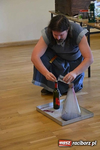 Zdjęcie w galerii na portalu naszraciborz.pl: Spotkanie z alchemikiem zainaugurowało Zamkową Zimową Akademię Nauki 2015  wiadomości z regionu