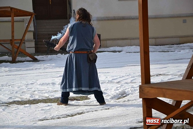 Zdjęcie w galerii na portalu naszraciborz.pl: Spotkanie z alchemikiem zainaugurowało Zamkową Zimową Akademię Nauki 2015  wiadomości z regionu