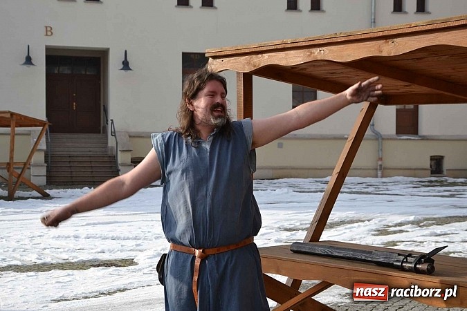 Zdjęcie w galerii na portalu naszraciborz.pl: Spotkanie z alchemikiem zainaugurowało Zamkową Zimową Akademię Nauki 2015  wiadomości z regionu