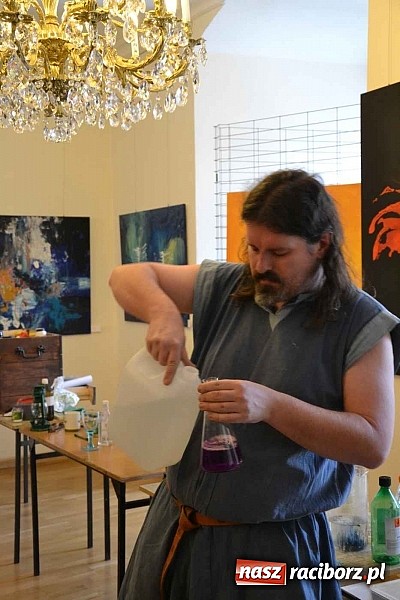 Zdjęcie w galerii na portalu naszraciborz.pl: Spotkanie z alchemikiem zainaugurowało Zamkową Zimową Akademię Nauki 2015  wiadomości z regionu