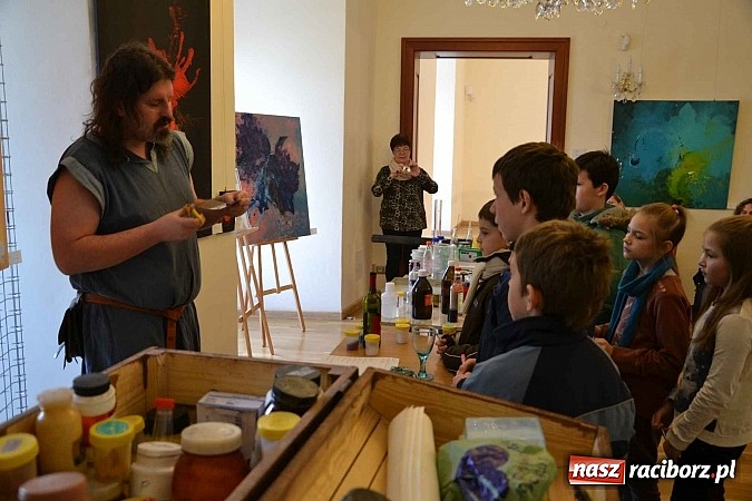 Zdjęcie w galerii na portalu naszraciborz.pl: Spotkanie z alchemikiem zainaugurowało Zamkową Zimową Akademię Nauki 2015  wiadomości z regionu