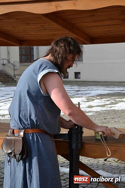 Zdjęcie w galerii na portalu naszraciborz.pl: Spotkanie z alchemikiem zainaugurowało Zamkową Zimową Akademię Nauki 2015  wiadomości z regionu