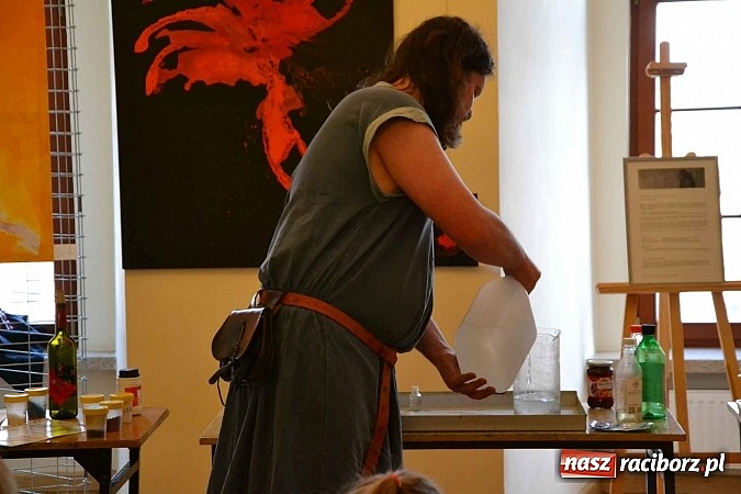 Zdjęcie w galerii na portalu naszraciborz.pl: Spotkanie z alchemikiem zainaugurowało Zamkową Zimową Akademię Nauki 2015  wiadomości z regionu