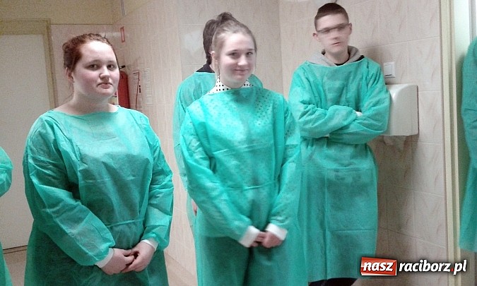 Zdjęcie w galerii na portalu naszraciborz.pl: Chemicy z ZSZ na praktykach w szpitalu  wiadomości z regionu