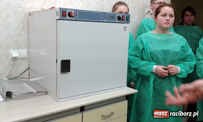 Zdjęcie w galerii na portalu naszraciborz.pl: Chemicy z ZSZ na praktykach w szpitalu  wiadomości z regionu