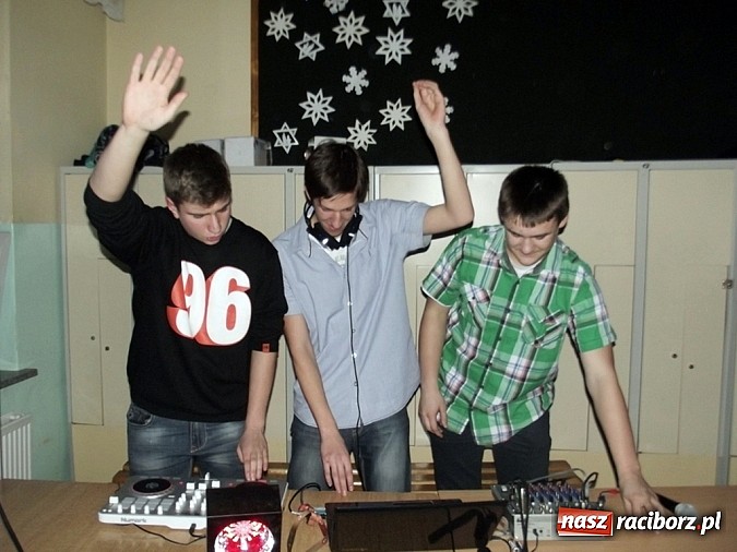 Zdjęcie w galerii na portalu naszraciborz.pl: Tak się bawią gimnazjaliści z Kornowaca! wiadomości z regionu