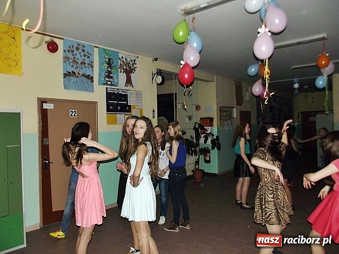 Zdjęcie w galerii na portalu naszraciborz.pl: Tak się bawią gimnazjaliści z Kornowaca! wiadomości z regionu