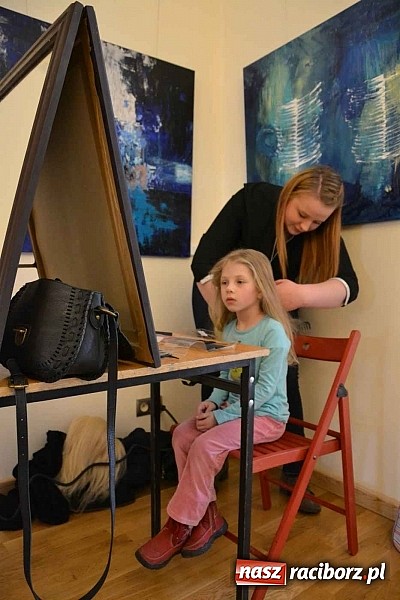 Zdjęcie w galerii na portalu naszraciborz.pl: Studio fryzjerskie oraz kącik plastyczny na Zamku Piastowskim wiadomości z regionu