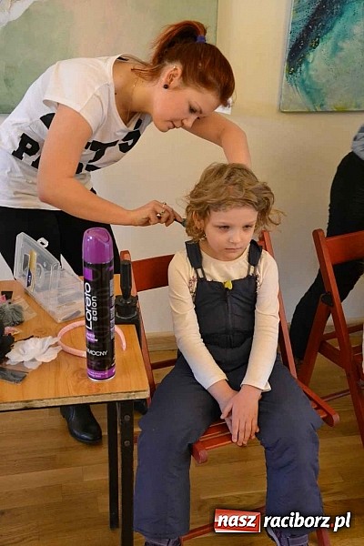 Zdjęcie w galerii na portalu naszraciborz.pl: Studio fryzjerskie oraz kącik plastyczny na Zamku Piastowskim wiadomości z regionu