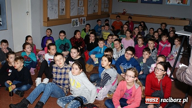 Zdjęcie w galerii na portalu naszraciborz.pl: W książnicy ujawniono tajniki grafiki koncepcyjnej, bez której nie powstałyby ani Gwiezdne wojny wiadomości z regionu