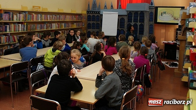 Zdjęcie w galerii na portalu naszraciborz.pl: W książnicy ujawniono tajniki grafiki koncepcyjnej, bez której nie powstałyby ani Gwiezdne wojny wiadomości z regionu