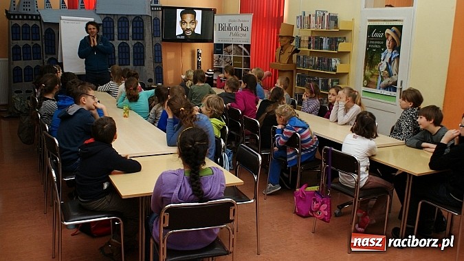 Zdjęcie w galerii na portalu naszraciborz.pl: W książnicy ujawniono tajniki grafiki koncepcyjnej, bez której nie powstałyby ani Gwiezdne wojny wiadomości z regionu