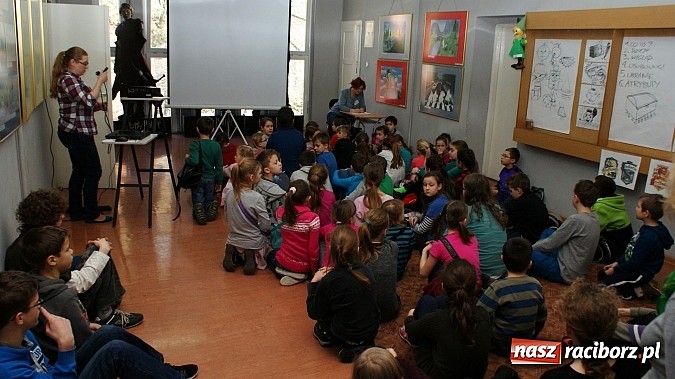 Zdjęcie w galerii na portalu naszraciborz.pl: W książnicy ujawniono tajniki grafiki koncepcyjnej, bez której nie powstałyby ani Gwiezdne wojny wiadomości z regionu