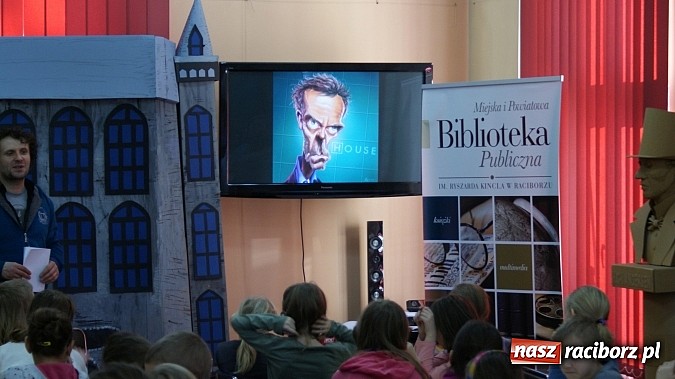 Zdjęcie w galerii na portalu naszraciborz.pl: W książnicy ujawniono tajniki grafiki koncepcyjnej, bez której nie powstałyby ani Gwiezdne wojny wiadomości z regionu