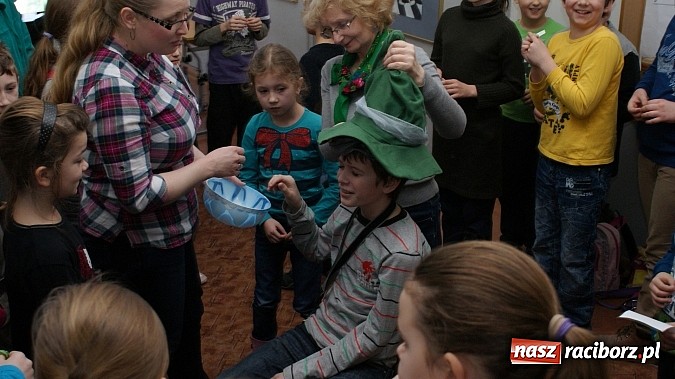 Zdjęcie w galerii na portalu naszraciborz.pl: W książnicy ujawniono tajniki grafiki koncepcyjnej, bez której nie powstałyby ani Gwiezdne wojny wiadomości z regionu