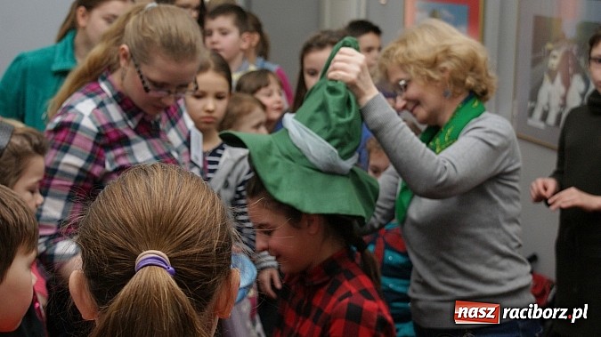 Zdjęcie w galerii na portalu naszraciborz.pl: W książnicy ujawniono tajniki grafiki koncepcyjnej, bez której nie powstałyby ani Gwiezdne wojny wiadomości z regionu