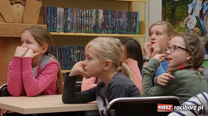 Zdjęcie w galerii na portalu naszraciborz.pl: W książnicy ujawniono tajniki grafiki koncepcyjnej, bez której nie powstałyby ani Gwiezdne wojny wiadomości z regionu