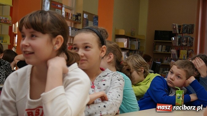 Zdjęcie w galerii na portalu naszraciborz.pl: W książnicy ujawniono tajniki grafiki koncepcyjnej, bez której nie powstałyby ani Gwiezdne wojny wiadomości z regionu