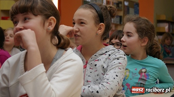 Zdjęcie w galerii na portalu naszraciborz.pl: W książnicy ujawniono tajniki grafiki koncepcyjnej, bez której nie powstałyby ani Gwiezdne wojny wiadomości z regionu