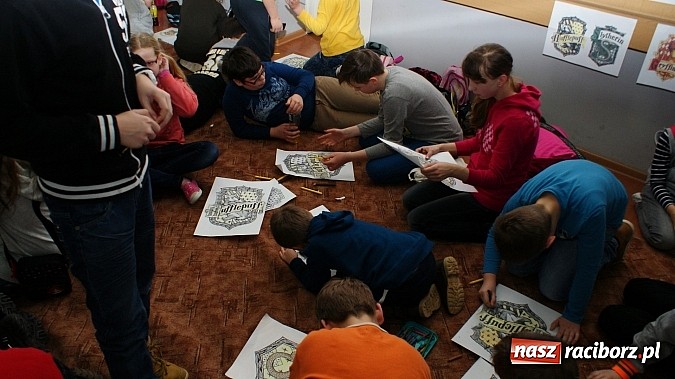 Zdjęcie w galerii na portalu naszraciborz.pl: W książnicy ujawniono tajniki grafiki koncepcyjnej, bez której nie powstałyby ani Gwiezdne wojny wiadomości z regionu