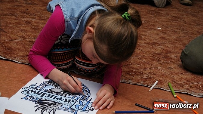 Zdjęcie w galerii na portalu naszraciborz.pl: W książnicy ujawniono tajniki grafiki koncepcyjnej, bez której nie powstałyby ani Gwiezdne wojny wiadomości z regionu