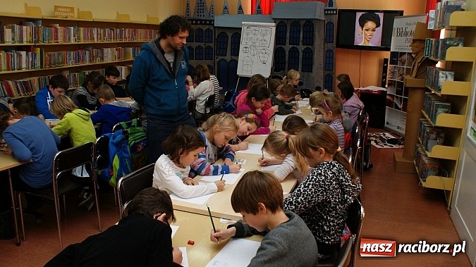 Zdjęcie w galerii na portalu naszraciborz.pl: W książnicy ujawniono tajniki grafiki koncepcyjnej, bez której nie powstałyby ani Gwiezdne wojny wiadomości z regionu