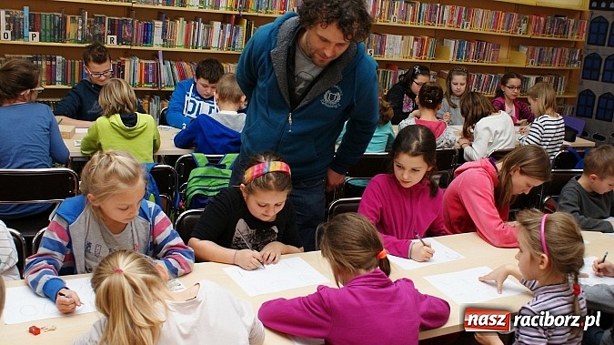 Zdjęcie w galerii na portalu naszraciborz.pl: W książnicy ujawniono tajniki grafiki koncepcyjnej, bez której nie powstałyby ani Gwiezdne wojny wiadomości z regionu