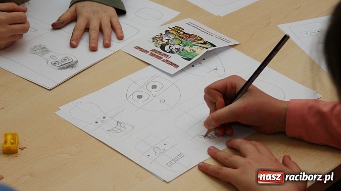 Zdjęcie w galerii na portalu naszraciborz.pl: W książnicy ujawniono tajniki grafiki koncepcyjnej, bez której nie powstałyby ani Gwiezdne wojny wiadomości z regionu