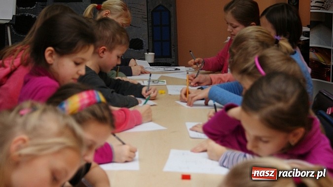 Zdjęcie w galerii na portalu naszraciborz.pl: W książnicy ujawniono tajniki grafiki koncepcyjnej, bez której nie powstałyby ani Gwiezdne wojny wiadomości z regionu