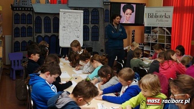 Zdjęcie w galerii na portalu naszraciborz.pl: W książnicy ujawniono tajniki grafiki koncepcyjnej, bez której nie powstałyby ani Gwiezdne wojny wiadomości z regionu