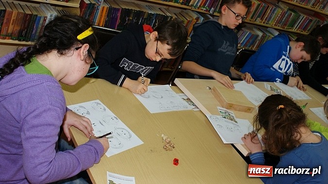 Zdjęcie w galerii na portalu naszraciborz.pl: W książnicy ujawniono tajniki grafiki koncepcyjnej, bez której nie powstałyby ani Gwiezdne wojny wiadomości z regionu