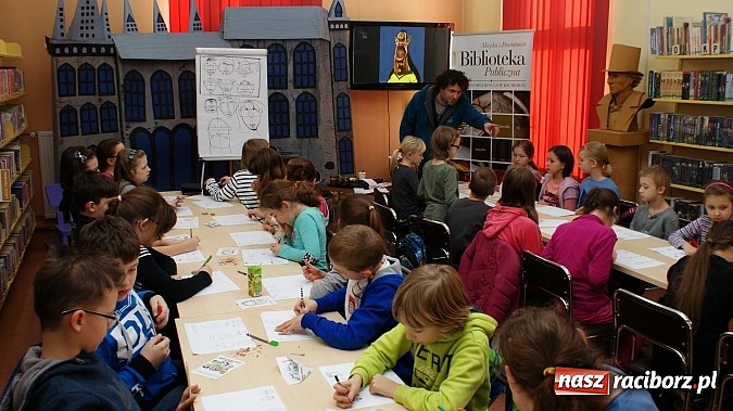 Zdjęcie w galerii na portalu naszraciborz.pl: W książnicy ujawniono tajniki grafiki koncepcyjnej, bez której nie powstałyby ani Gwiezdne wojny wiadomości z regionu
