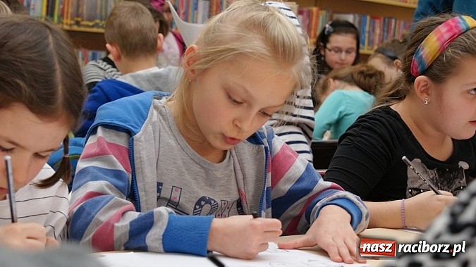 Zdjęcie w galerii na portalu naszraciborz.pl: W książnicy ujawniono tajniki grafiki koncepcyjnej, bez której nie powstałyby ani Gwiezdne wojny wiadomości z regionu