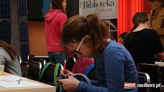 Zdjęcie w galerii na portalu naszraciborz.pl: W książnicy ujawniono tajniki grafiki koncepcyjnej, bez której nie powstałyby ani Gwiezdne wojny wiadomości z regionu