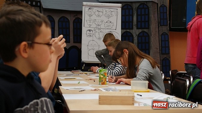 Zdjęcie w galerii na portalu naszraciborz.pl: W książnicy ujawniono tajniki grafiki koncepcyjnej, bez której nie powstałyby ani Gwiezdne wojny wiadomości z regionu